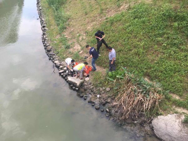 河面漂着一具“浮尸”,热心市民奋勇救回一条人命_平安动态_平安浙江网