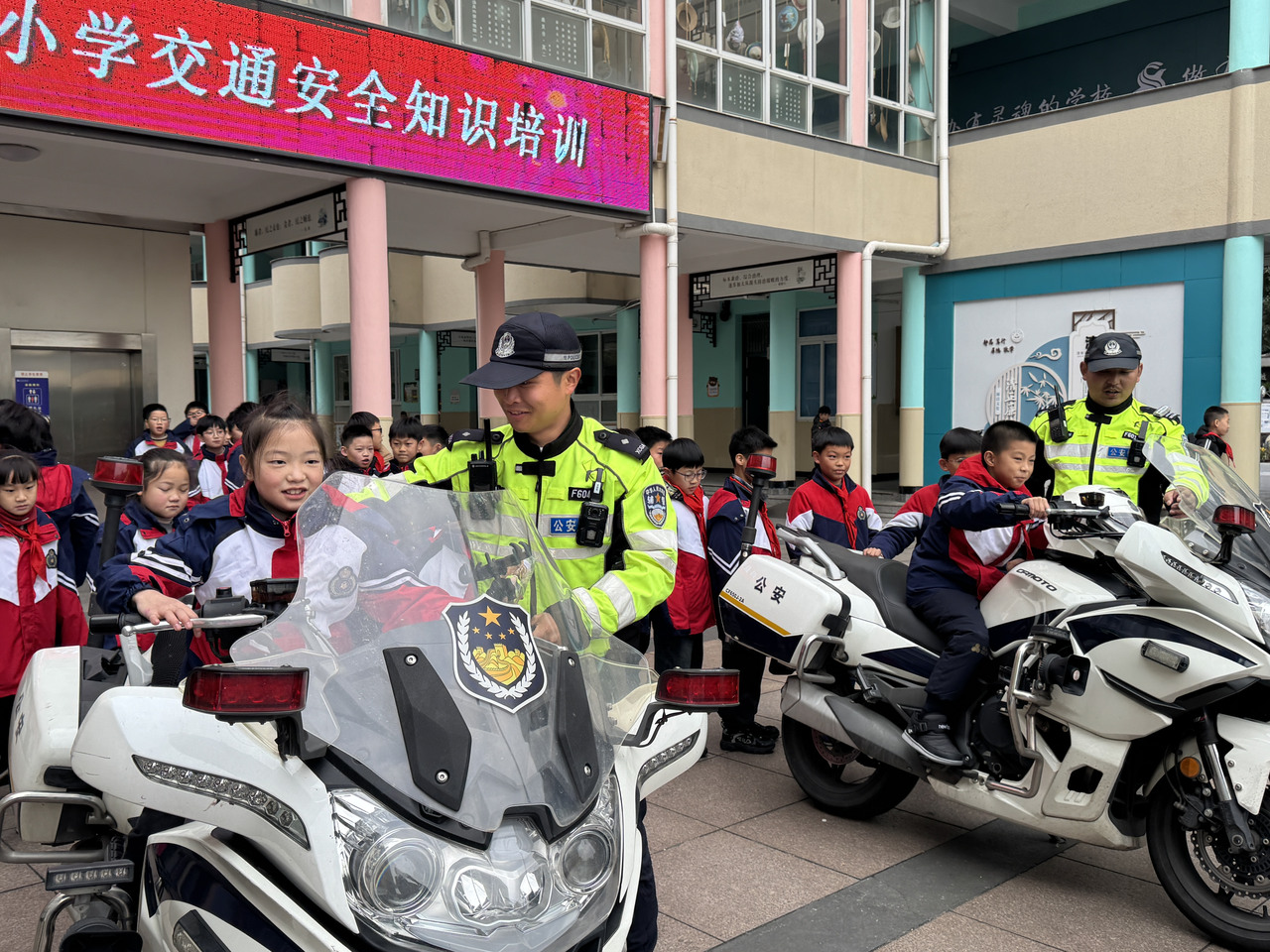 文明出行 从娃娃抓起
