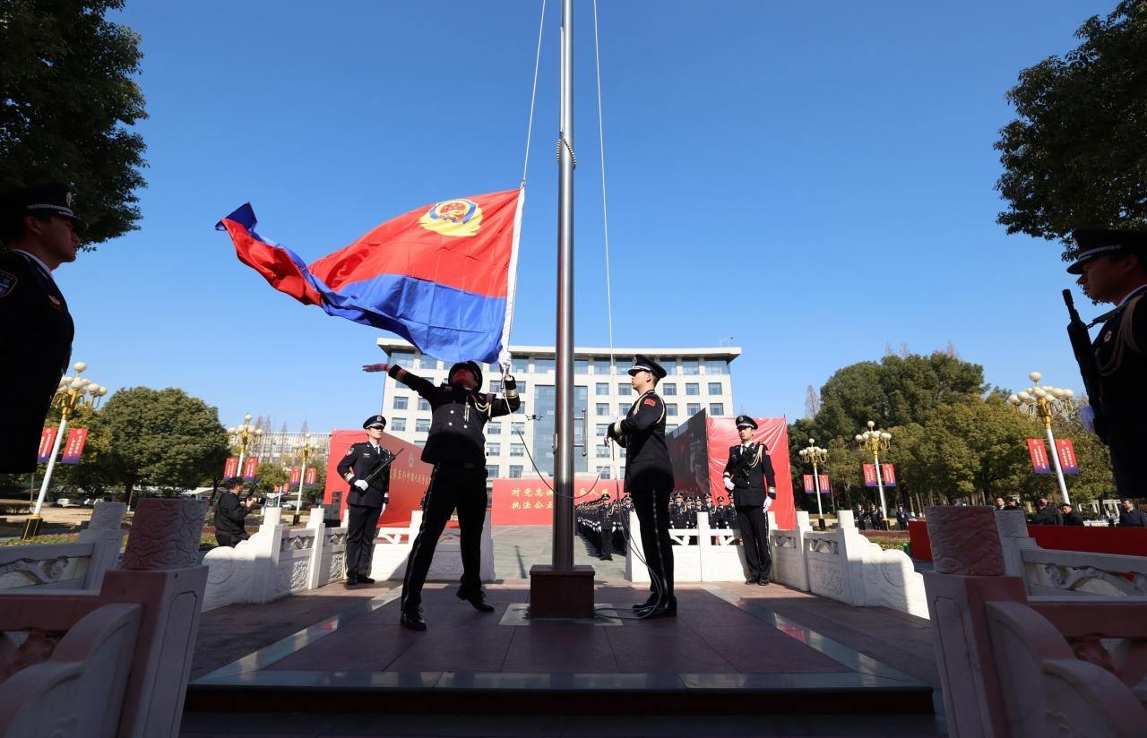 向警旗敬礼