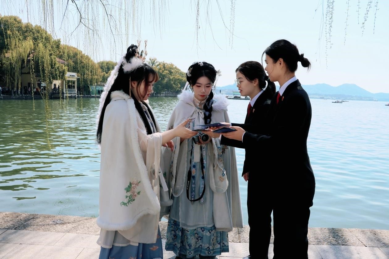 法护“姊妹湖”