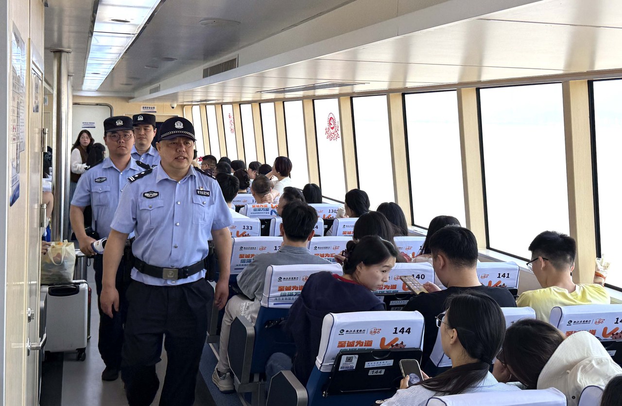 登船巡逻
