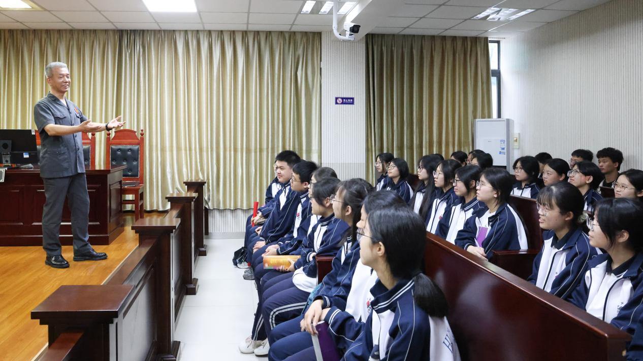 邀请学生走进法院