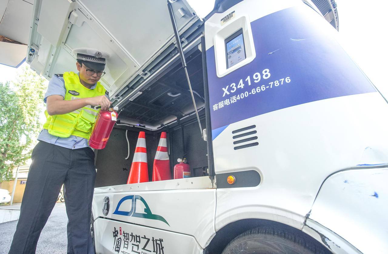 警用无人巡逻车上路