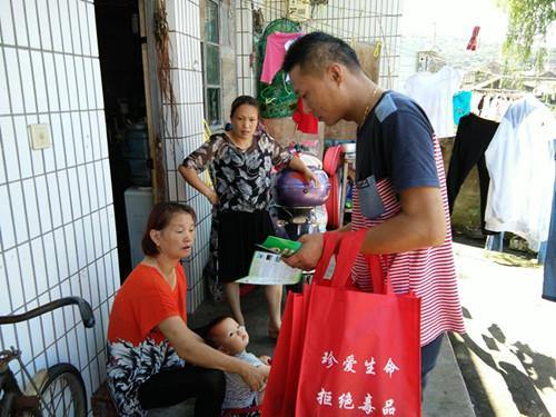 盐仓街道开展走村入户“进家庭进店铺”禁毒宣传活动