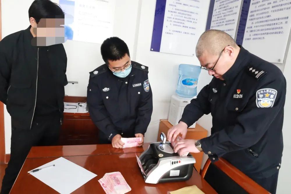 价值800余元）。截至目前，骗取款项已尽数退回，案件正在进一步办理中。　　无独有偶，蛟川派出所也接到